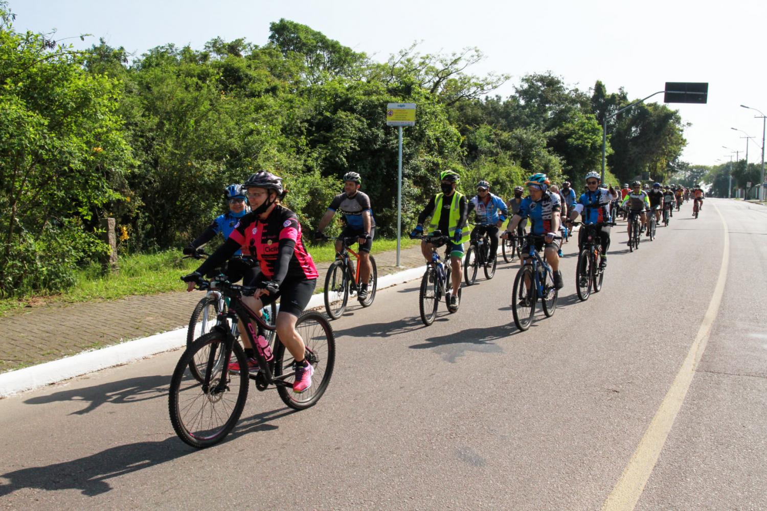 Mais de 150 ciclistas pedalam pelas principais ruas de Guaíba na Semana do Trânsito