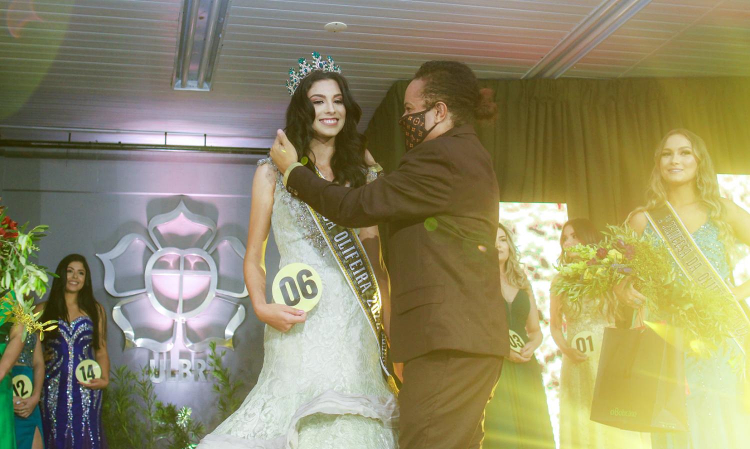 Guaíba elege a rainha Kimberly Lucena e as princesas da 1ª Olifeira
