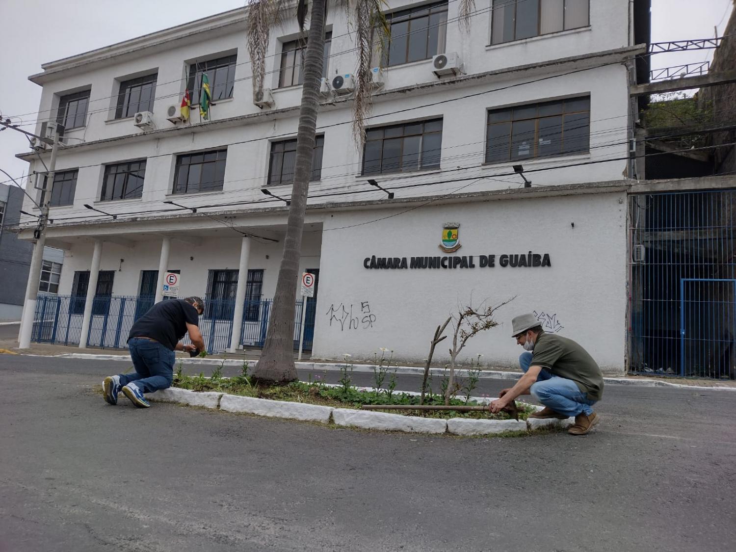 Guaíba Foto Clube realiza brechó e planta flores na 7 de Setembro, no Centro