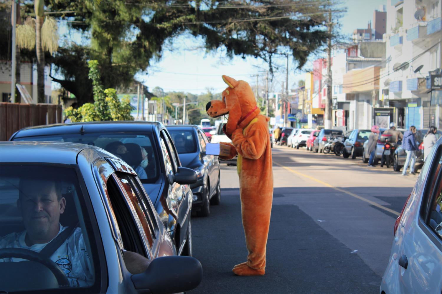 Protetores fazem pedágio solidário para causa animal no centro de Guaíba