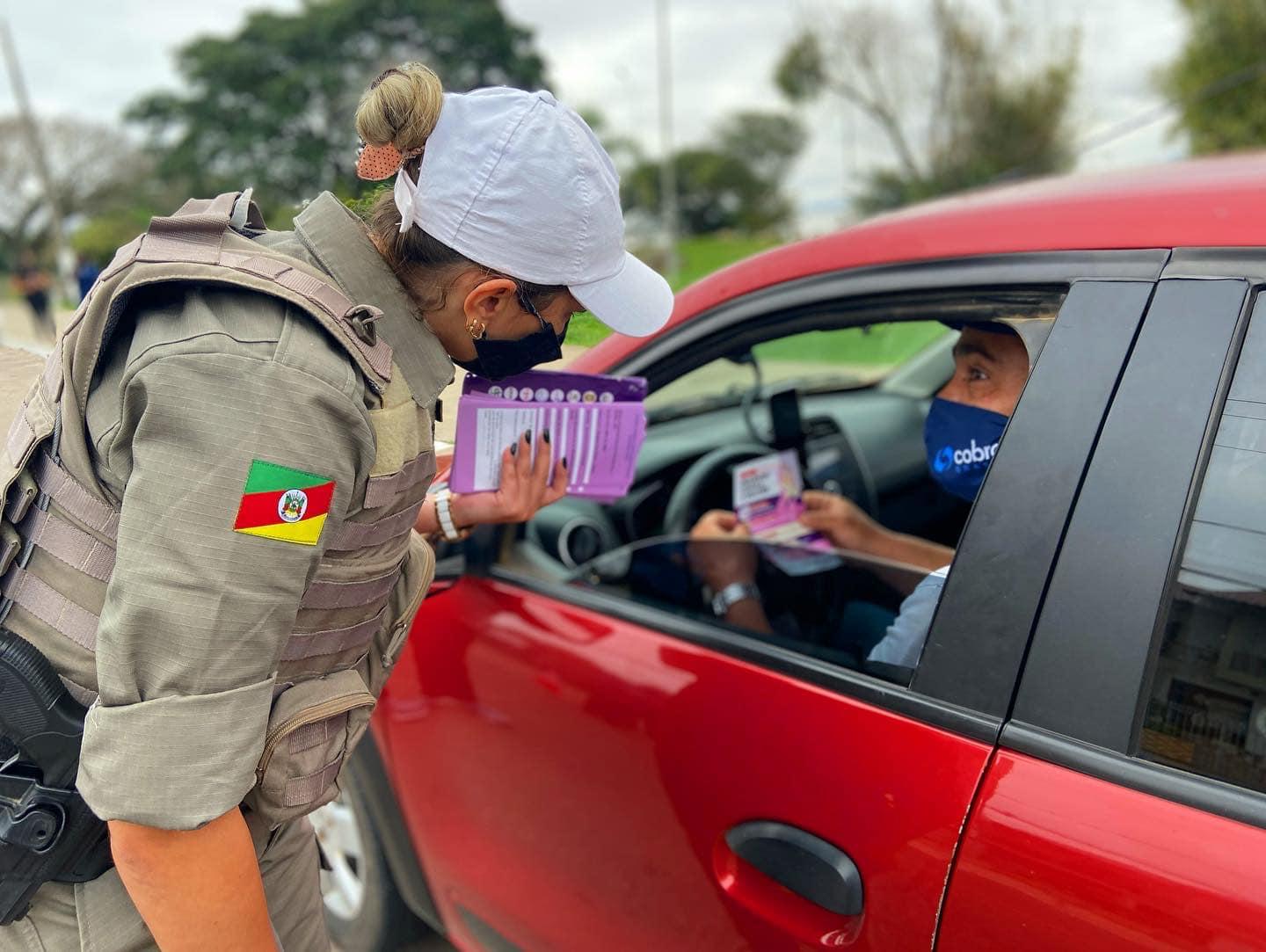 Vereadores e Brigada Militar fazem “blitz de conscientização” contra a violência doméstica