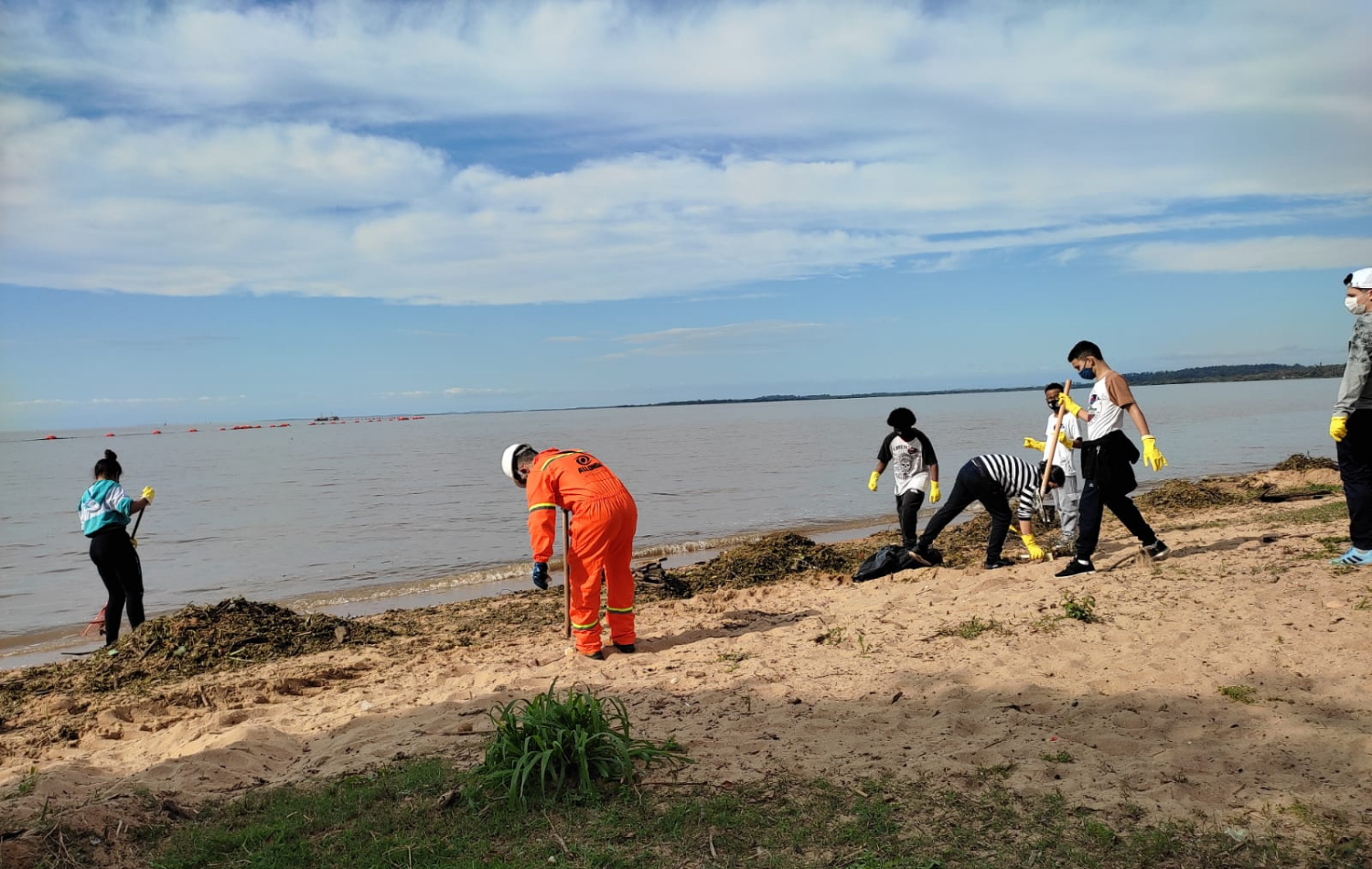Voluntários fazem mutirão de limpeza na praia da Alegria, zona sul de Guaíba