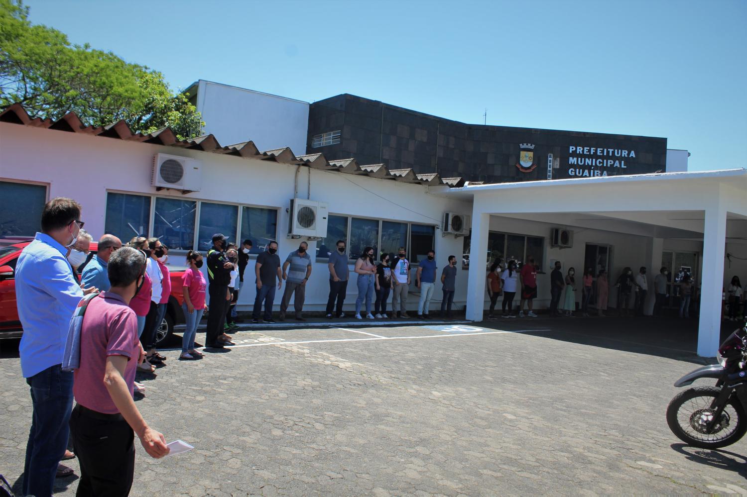 Abraço simbólico em frente da prefeitura marca ato em defesa dos servidores públicos