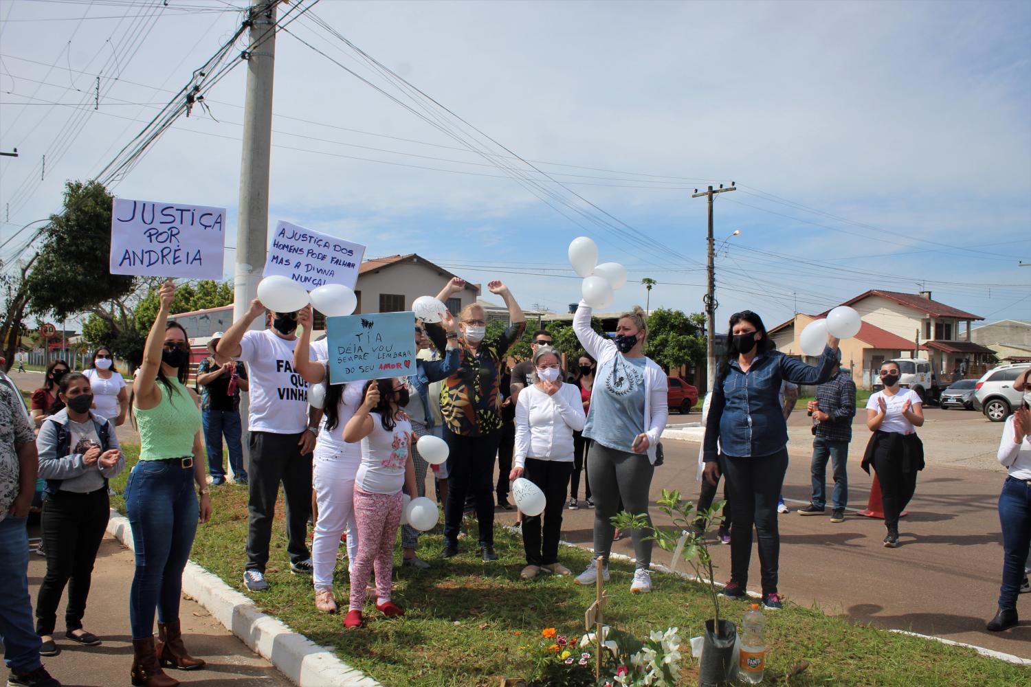 Após mulher morrer atropelada, comunidade protesta e cobra redutores de velocidade no Jardim dos Lagos