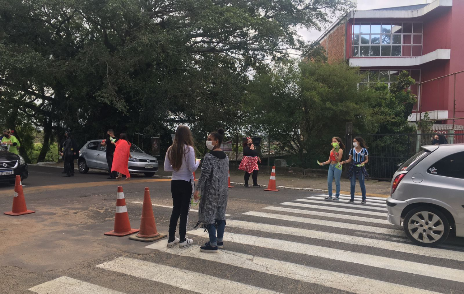 Blitz de estudantes arrecada dinheiro para pintar muro da escola Frederico Linck, no Centro