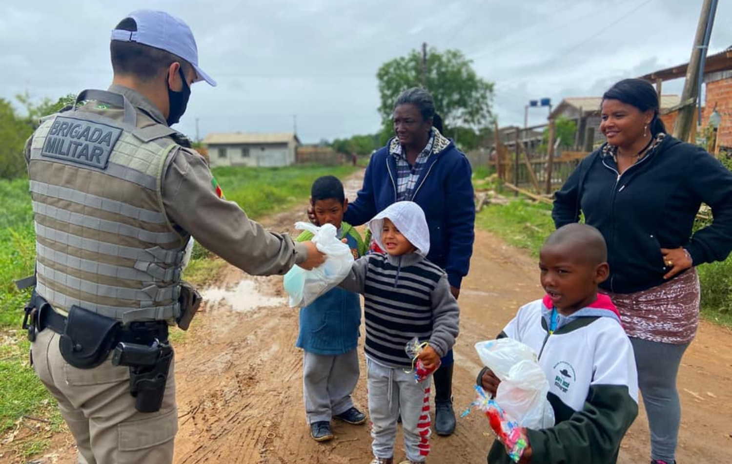 Brigada Militar distribui brinquedos e livros para crianças em vulnerabilidade social
