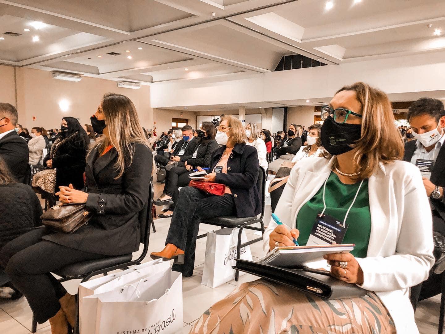 Claudinha Jardim participa de evento com o ministro da Educação Milton Ribeiro, em Gramado