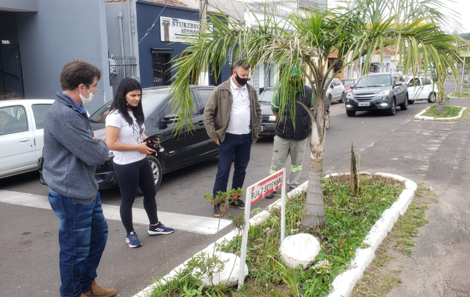Destruição de flores revolta moradores da rua Sete de Setembro, no Centro, e prefeitura admite erro