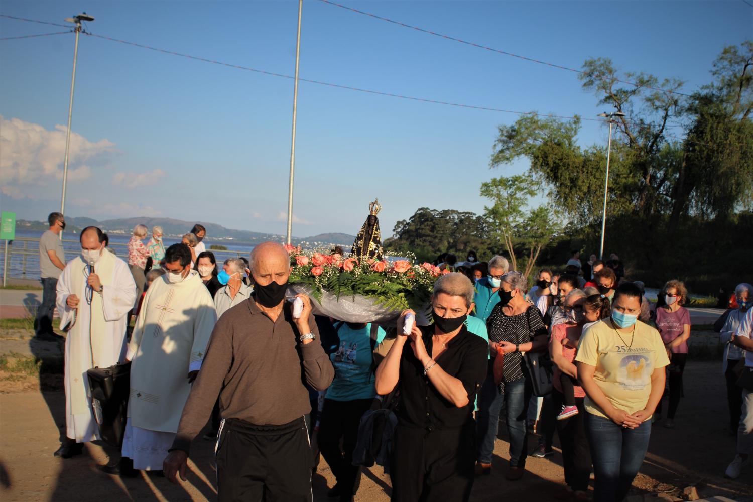 Fiéis fazem procissão em honra a Nossa Senhora Aparecida na Alvorada, zona sul de Guaíba