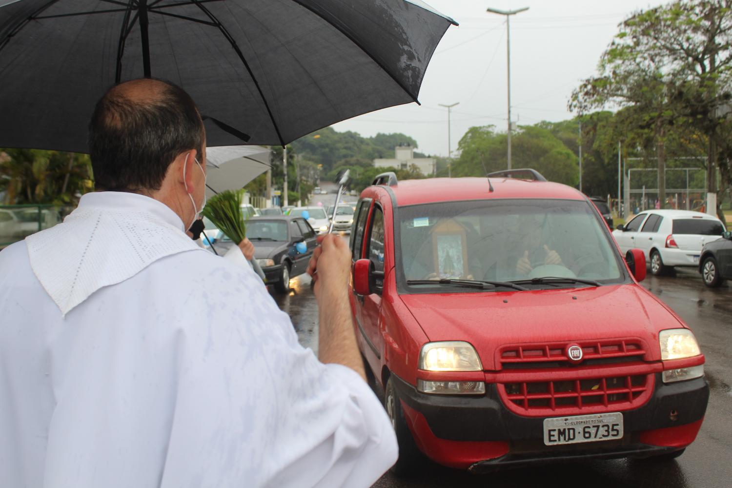Mesmo sob chuva, centenas de fiéis participam da Romaria das Capelinhas