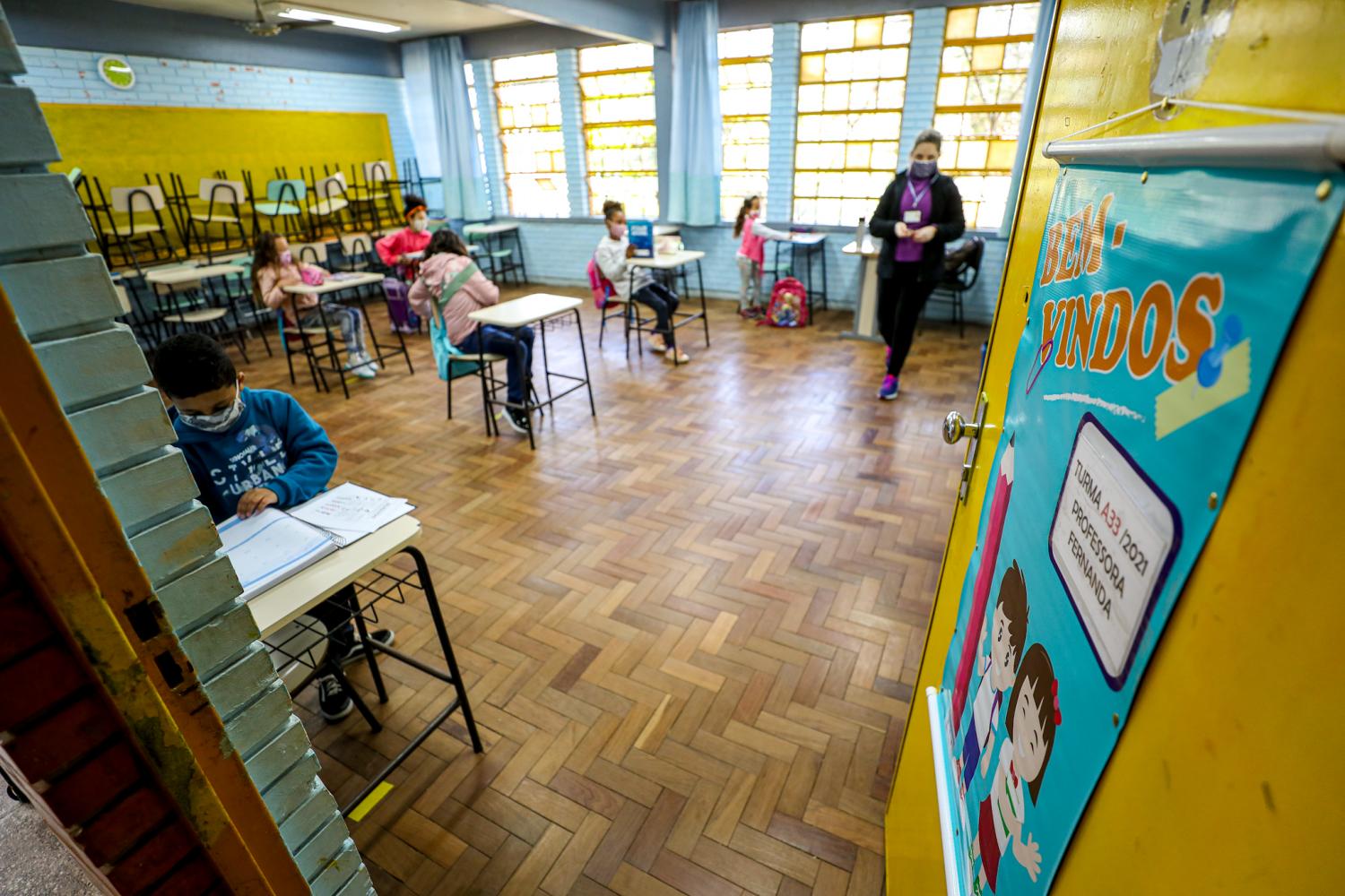 Prefeitura suspende ensino virtual e decide pelo retorno 100% presencial nas escolas de Guaíba
