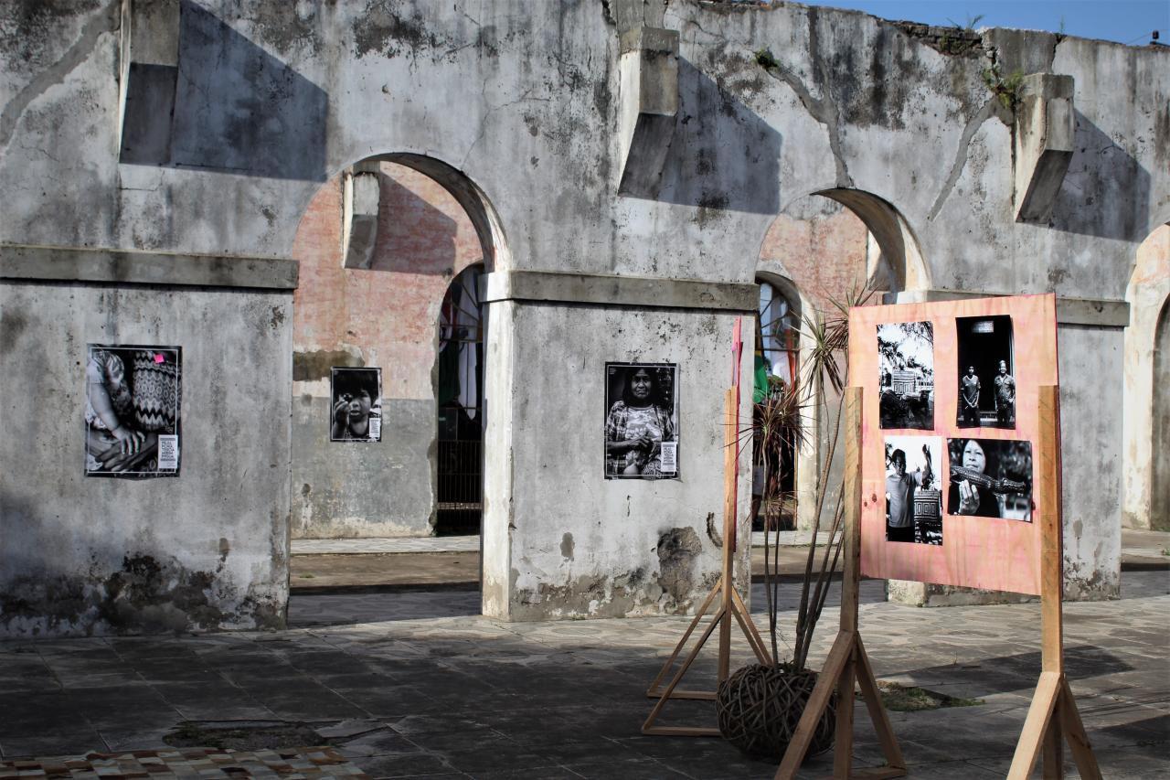 Antigo mercado público vira palco de exposição fotográfica sobre aldeia indígena