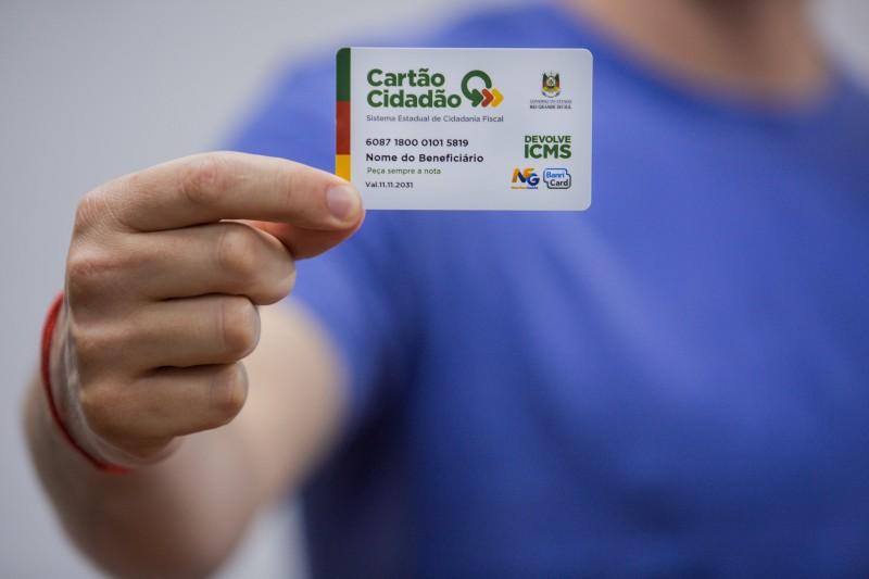 Cartão Cidadão para cadastrados no CadÚnico começa a ser entregue no CRAS Centro