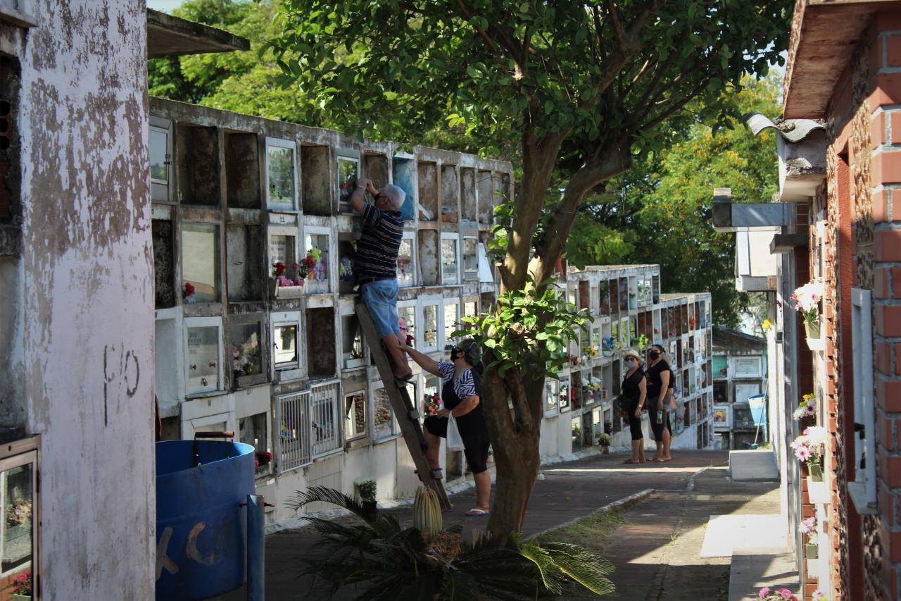 Com menos restrições, cemitério de Guaíba registra movimento no feriado de Finados