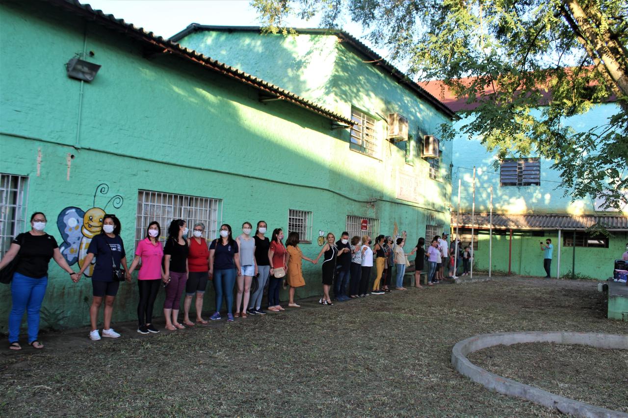 Comunidade d&aacute; abra&ccedil;o simb&oacute;lico ao pr&eacute;dio abandonado da escola Vov&oacute; Flor, no Centro
