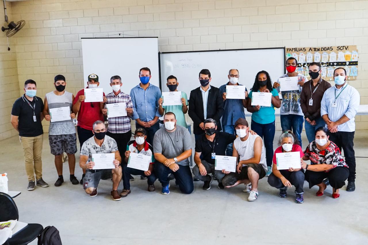 Alunos terminam curso de servente e pedreiro de alvenaria no CRAS Zona Sul