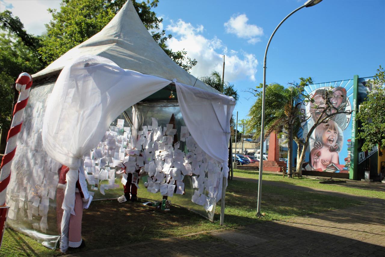 Cartinhas de Natal para Papai Noel estão disponíveis para adoção no Centro