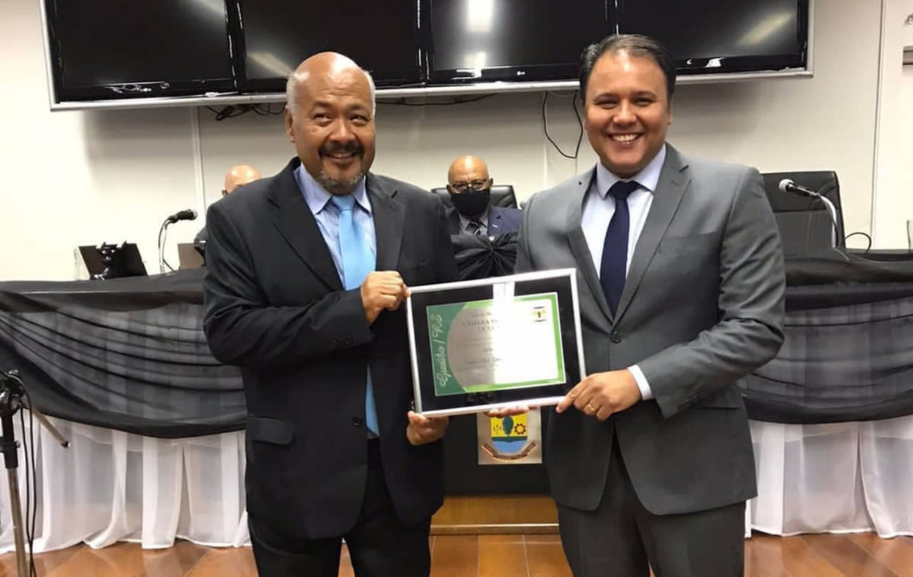 César Ferreira, professor de escolhinhas de futebol, recebe título de cidadão guaibense
