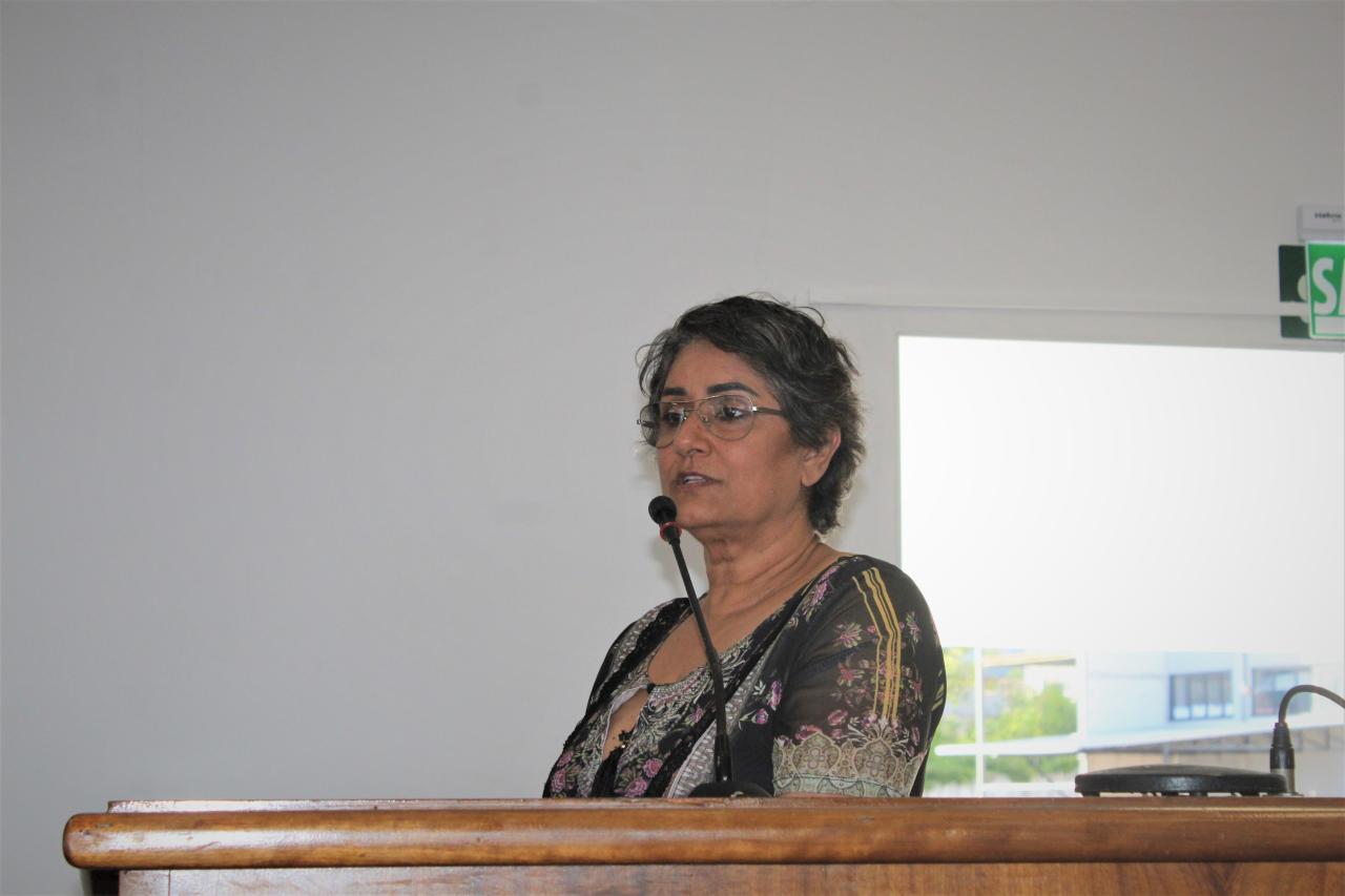 Claudete Oliveira presta esclarecimentos sobre o curso de celulose da escola Gomes Jardim