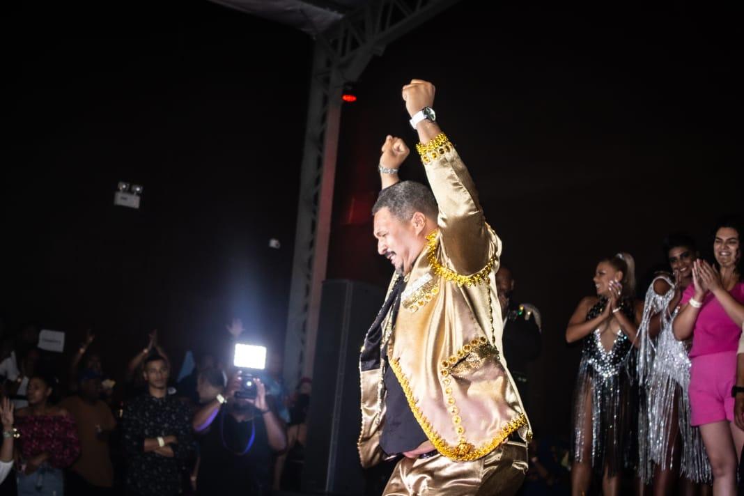 Guaibense Byra Borba é reconduzido à rei momo do Carnaval de Porto Alegre