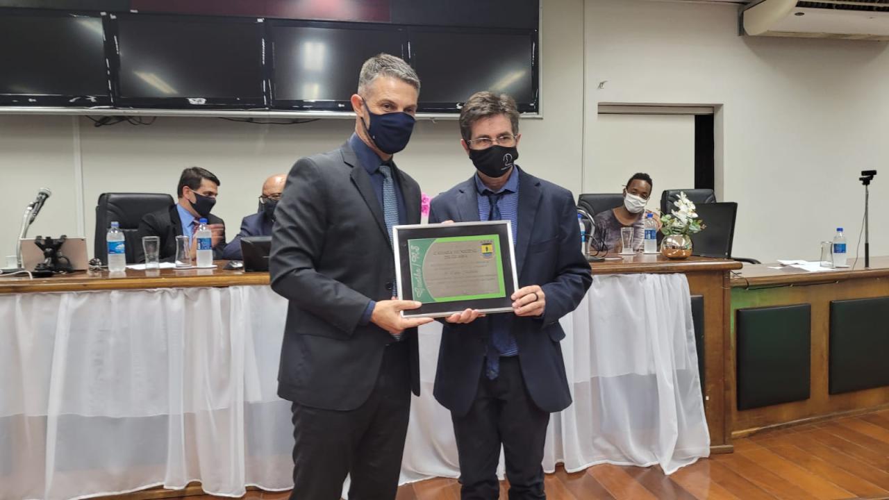 Jornalista e professor Valmir Michelon recebe título de cidadão guaibense na Câmara