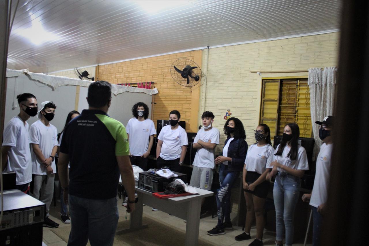 Jovens concluem curso comunitário de informática na vila Ipê