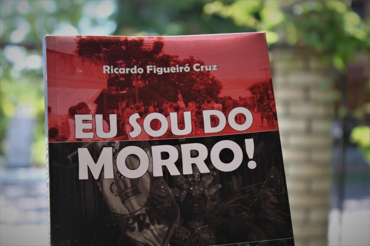 Livro conta história dos 50 anos da escola de samba Império Serrano