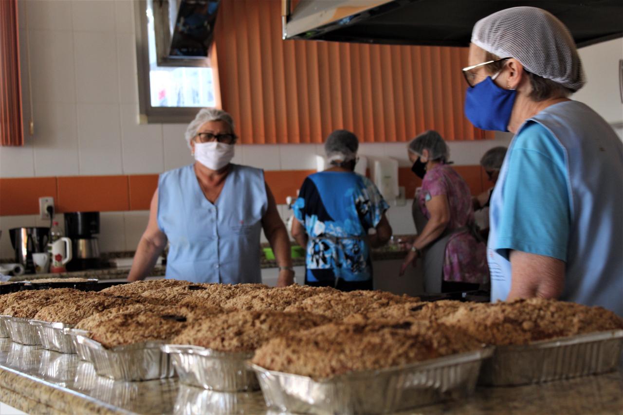 Voluntárias produzem cucas e 