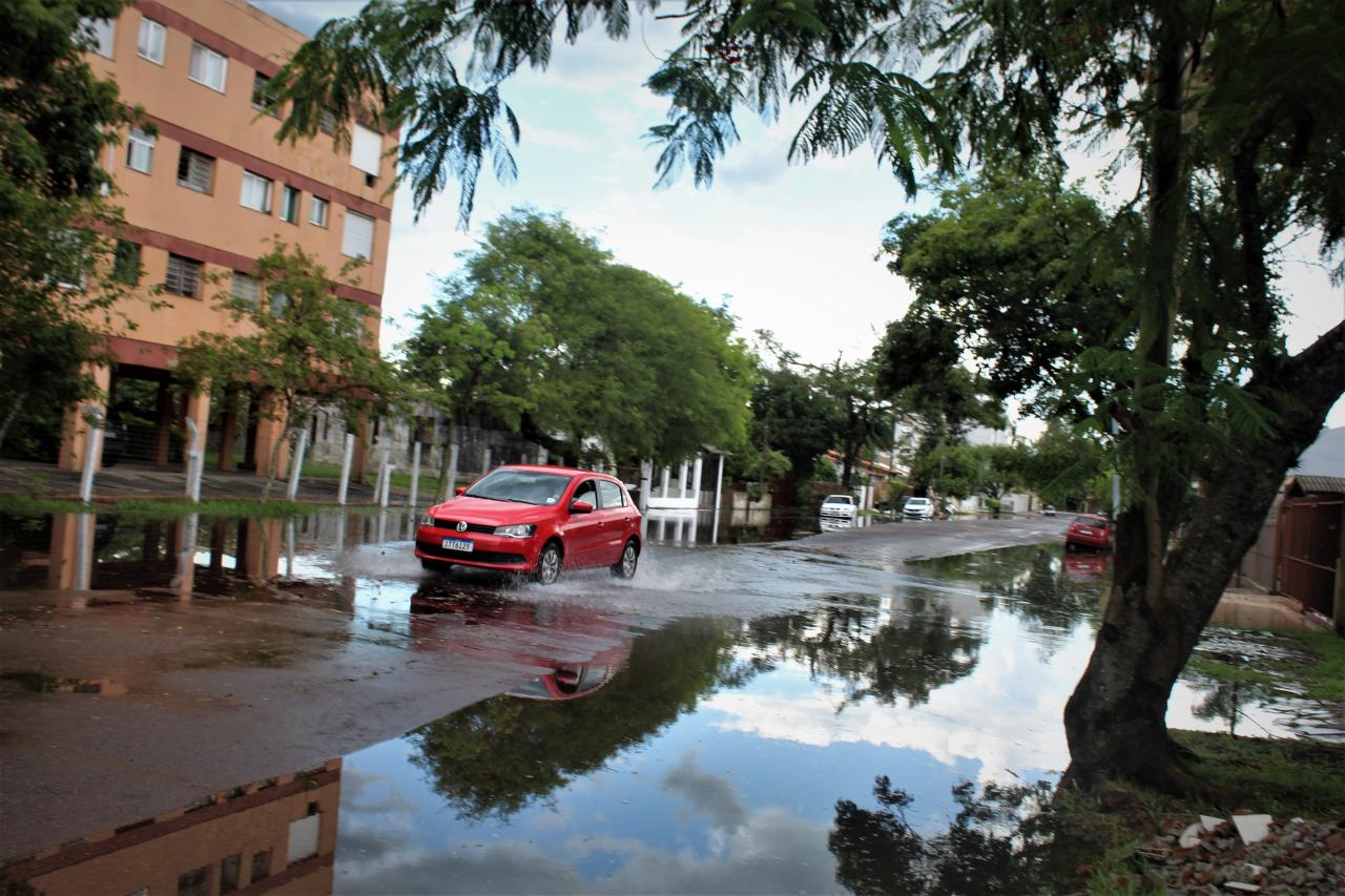 Após duas semanas da microexplosão, chuva com granizo destelha casas e deixa pessoas sem luz em Guaíba