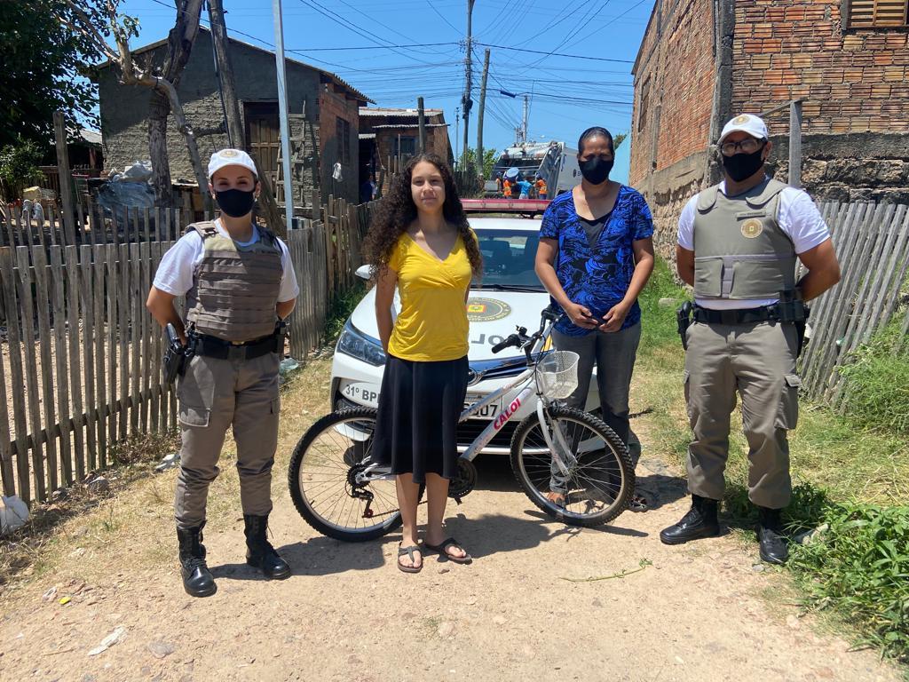 Brigada Militar adota cartinha do Papai Noel e doa bicicleta para menina de 13 anos