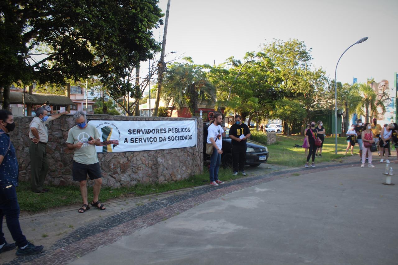 Servidores protestam em reinvindicação da revisão anual e do piso do magistério