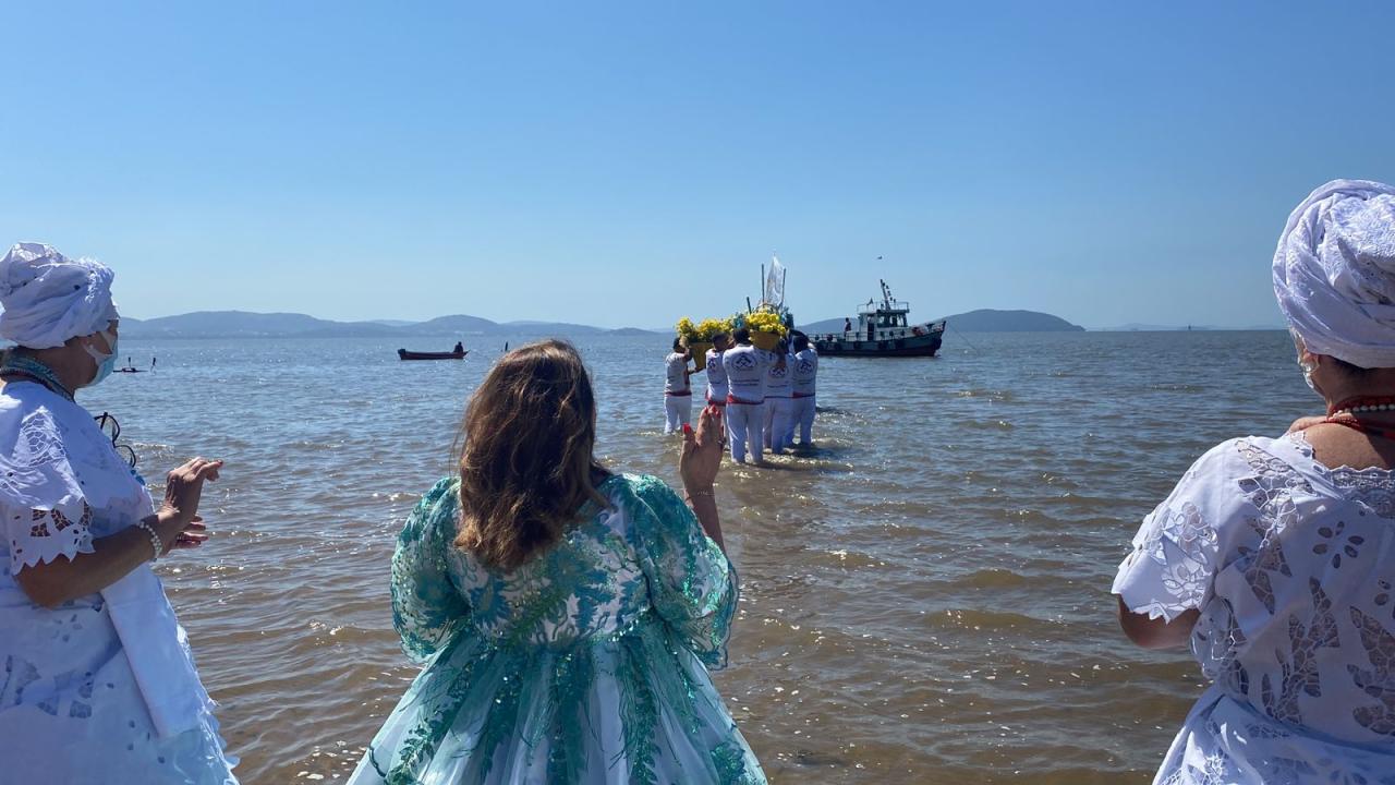 Sem a tradicional festa, devotos de Iemanjá entregam barco com oferendas na praia da Alegria