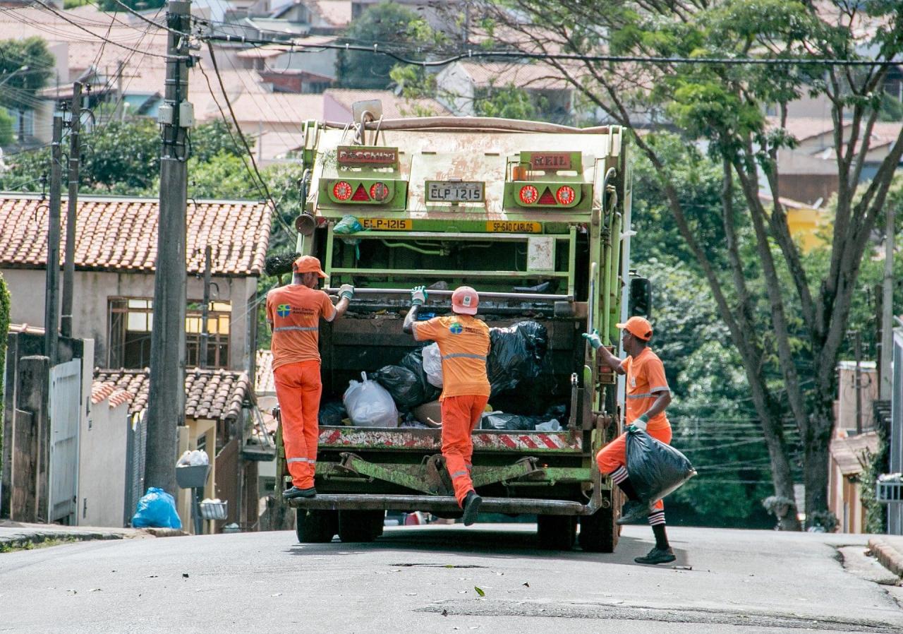Surto de covid-19 entre funcionários atrasa serviço do caminhão do lixo em Guaíba