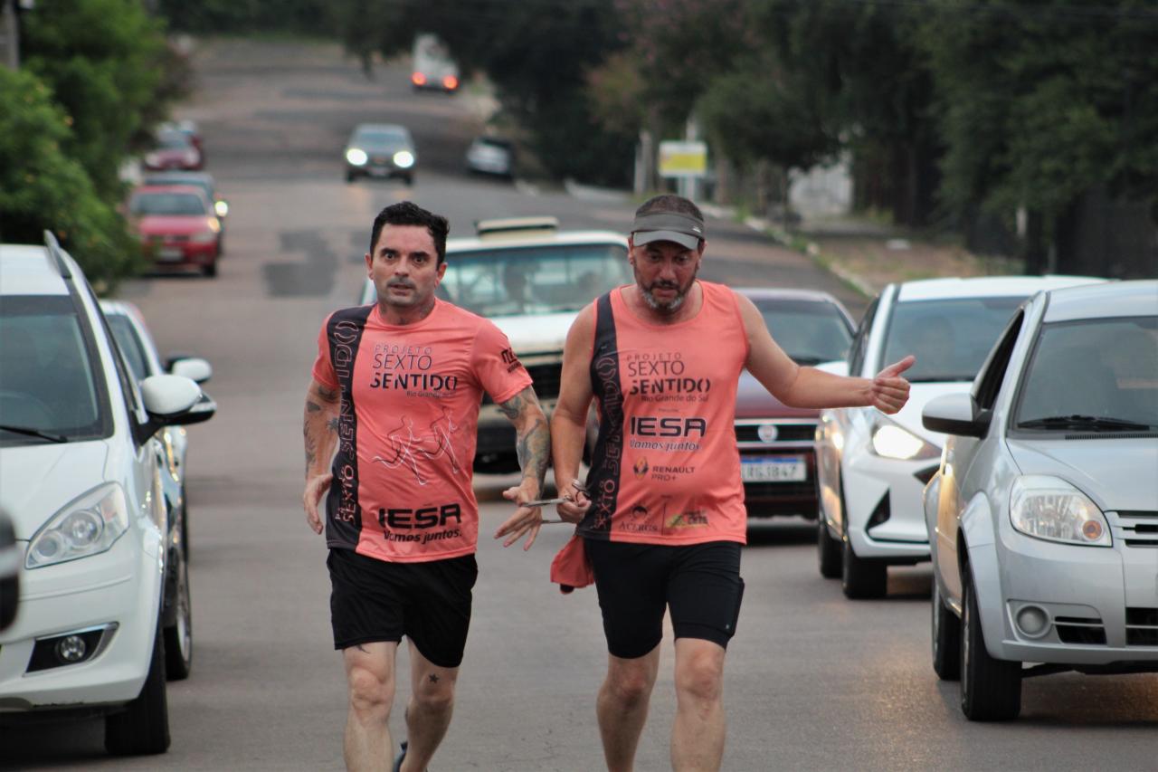 Com deficiência visual, ex-tatuador de Guaíba começa disputar provas de corrida de rua