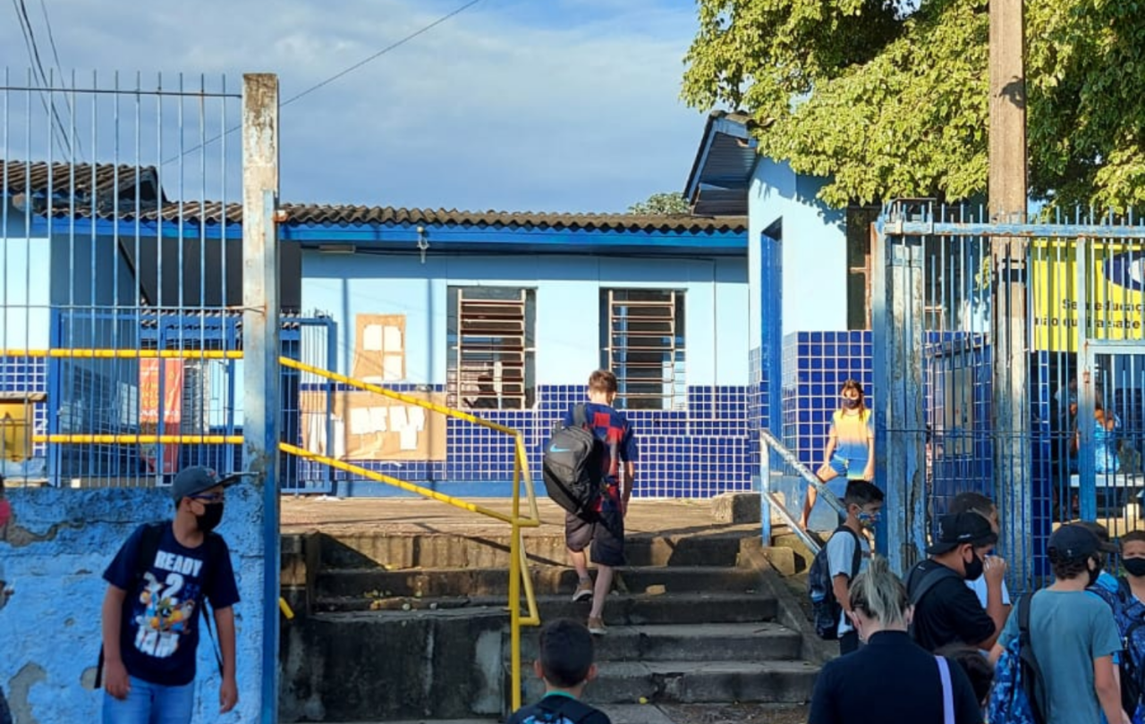 Escolas municipais ficam sem serviço de portaria após empresa não pagar funcionários