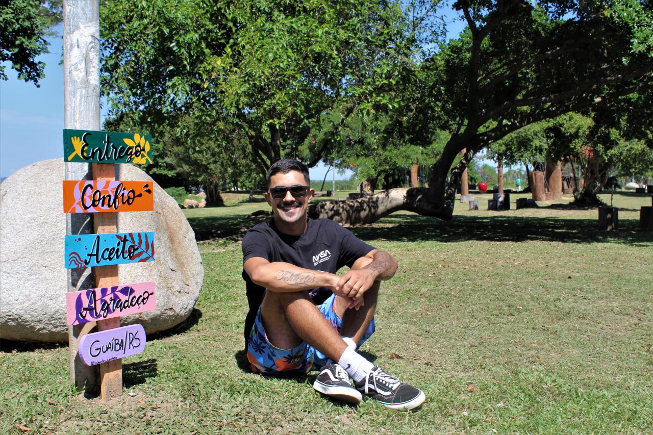 Grafiteiro instala placas motivacionais na Área Verde: 
