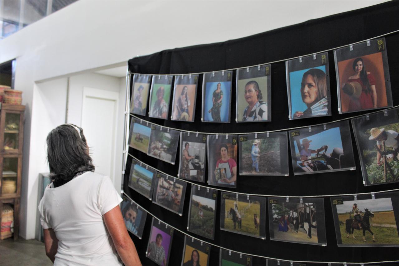 Guaíba Foto Clube inaugura exposição de mulheres do campo em Barra do Ribeiro