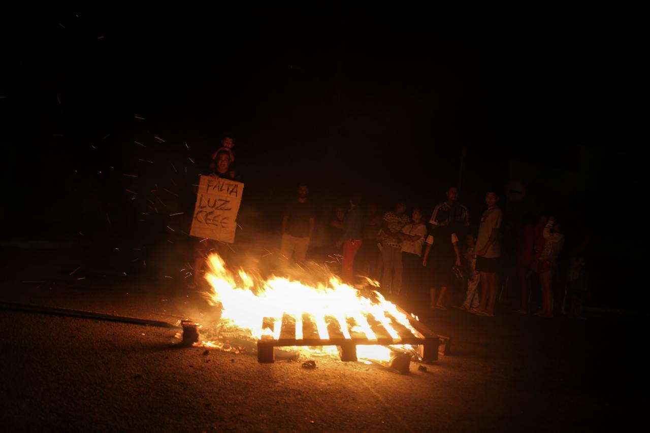 Moradores acendem fogo e bloqueiam trânsito em protesto por falta de luz na Santa Rita