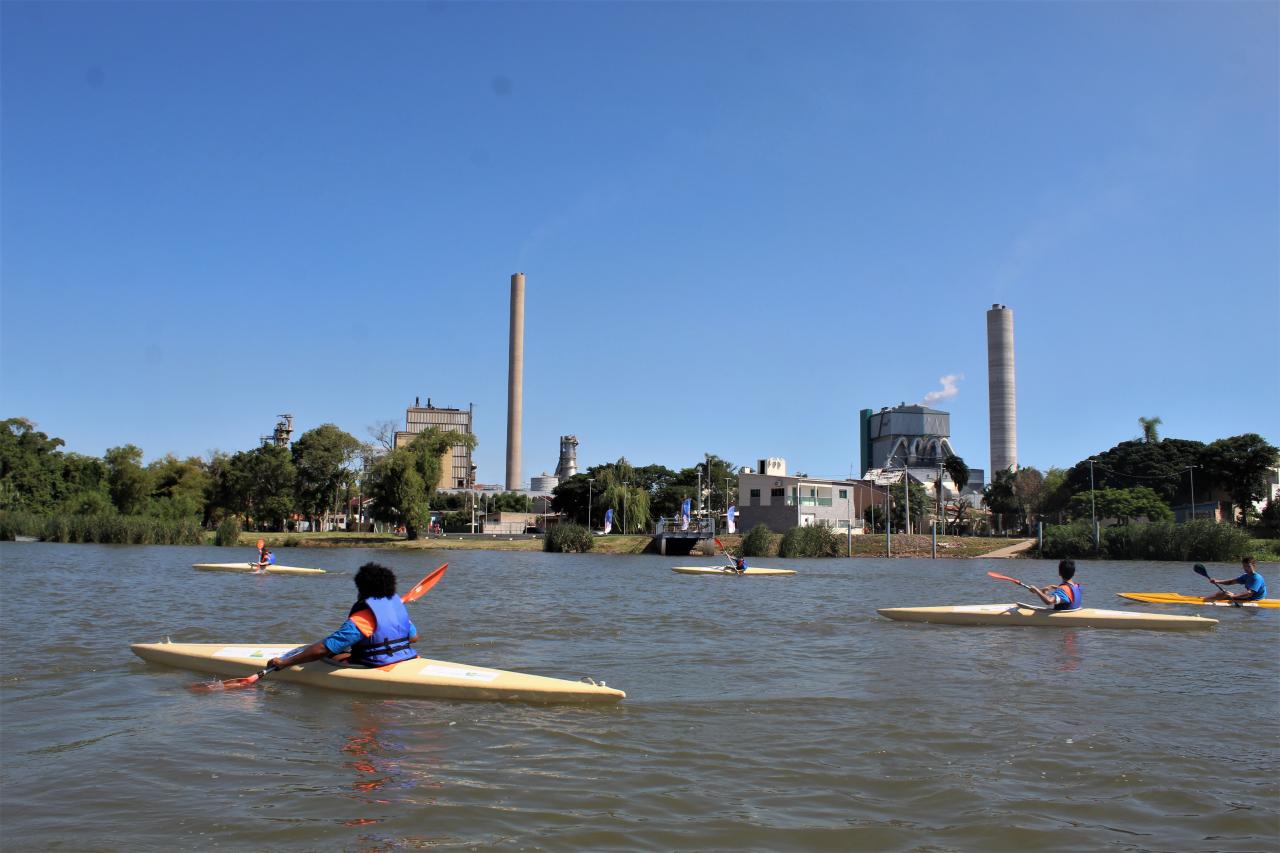 Projeto ensina canoagem e sustentabilidade para alunos da escola Darcy Berbigier