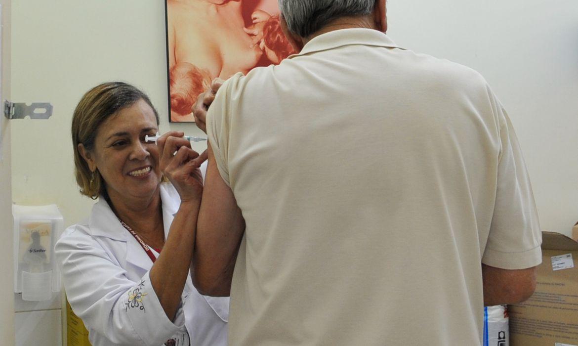 Campanha de vacinação contra a gripe começa para idosos e profissionais da saúde