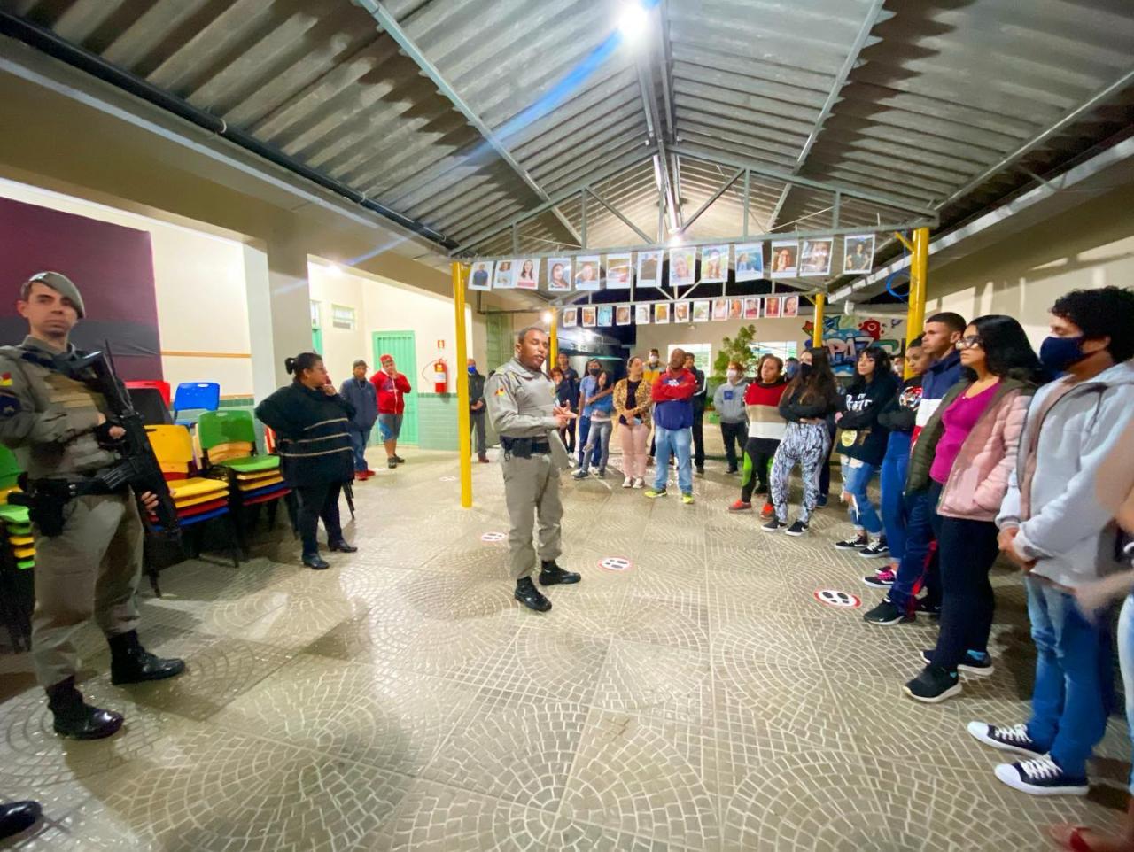 Comandante da Brigada Militar visita estudantes da escola Rio Grande do Sul