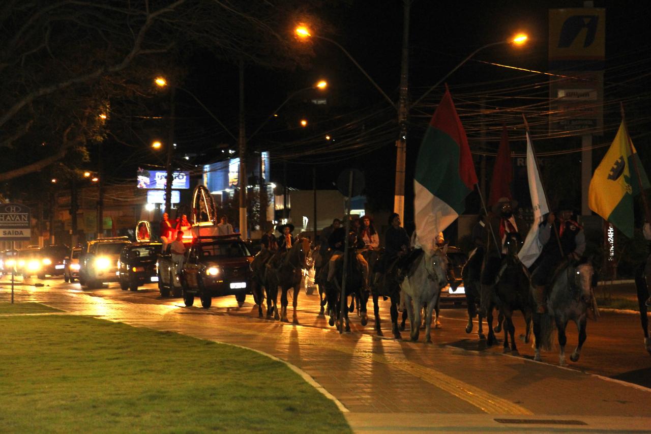 Devotos de Ogum festejam o dia do orixá guerreiro com carreata e rituais em Guaíba