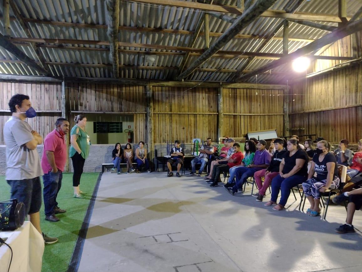 Alunos da escola Rio Grande do Sul têm aula de poemas deixados por Renato Isquierdo