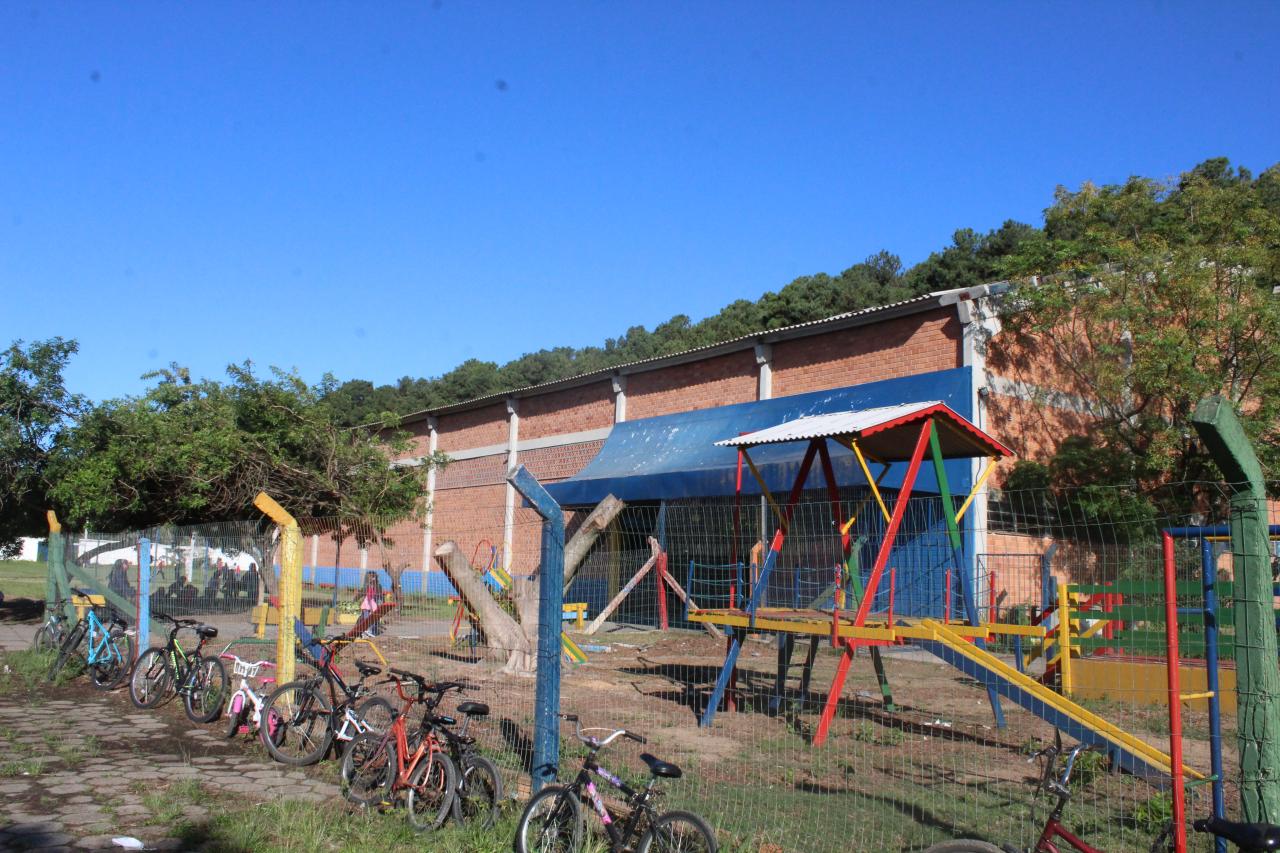 Escola Santa Rita de Cássia vende rifa de Páscoa para arrumar praça de brinquedos e ginásio