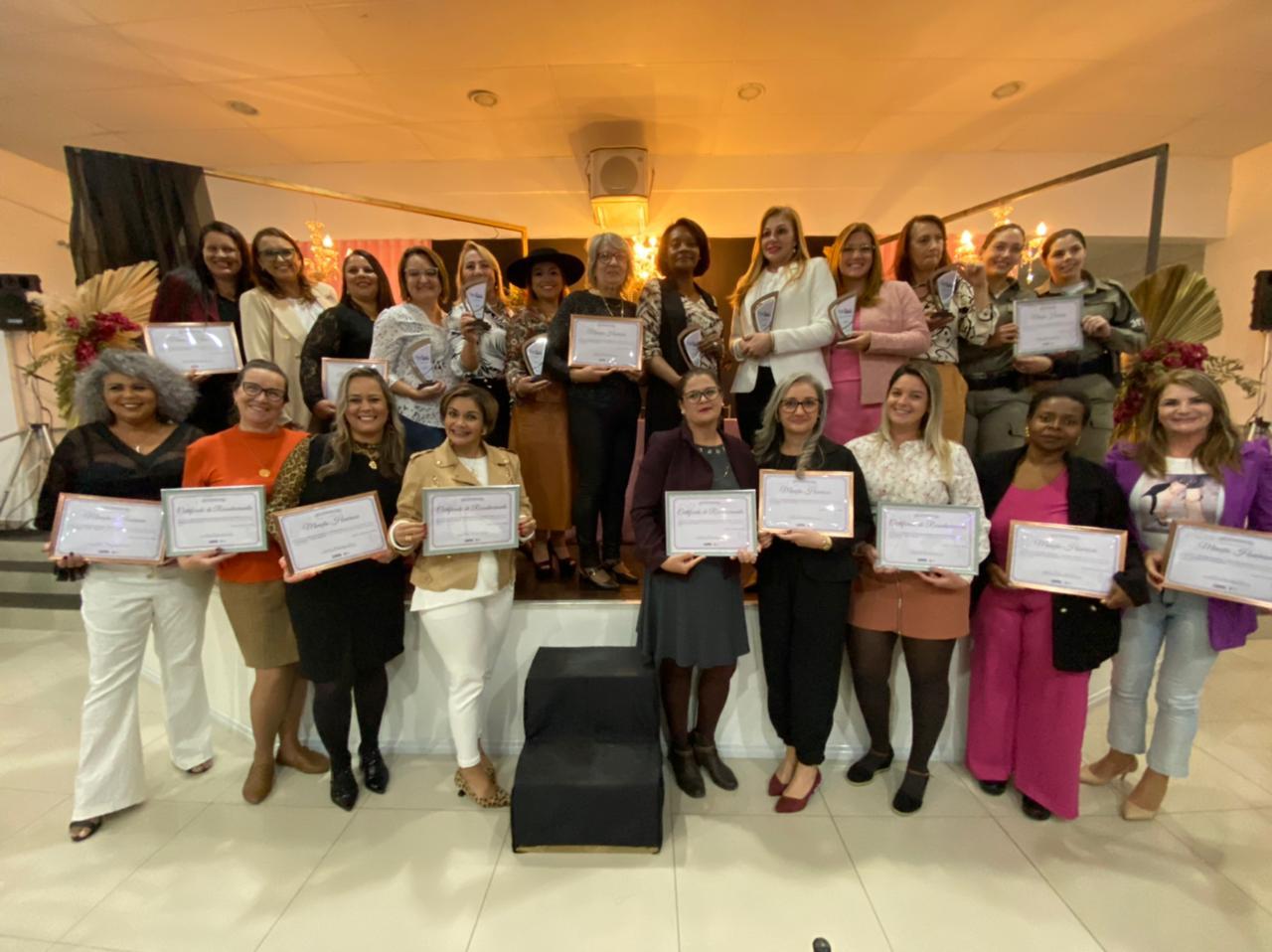 Evento da vice-prefeita Claudinha Jardim homenageia mulheres com o prêmio Mulher Destaque Guaíba
