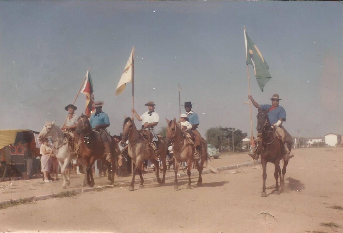 Desfile da invernada campeira do CTG Caudilho Guaibense na Cohab