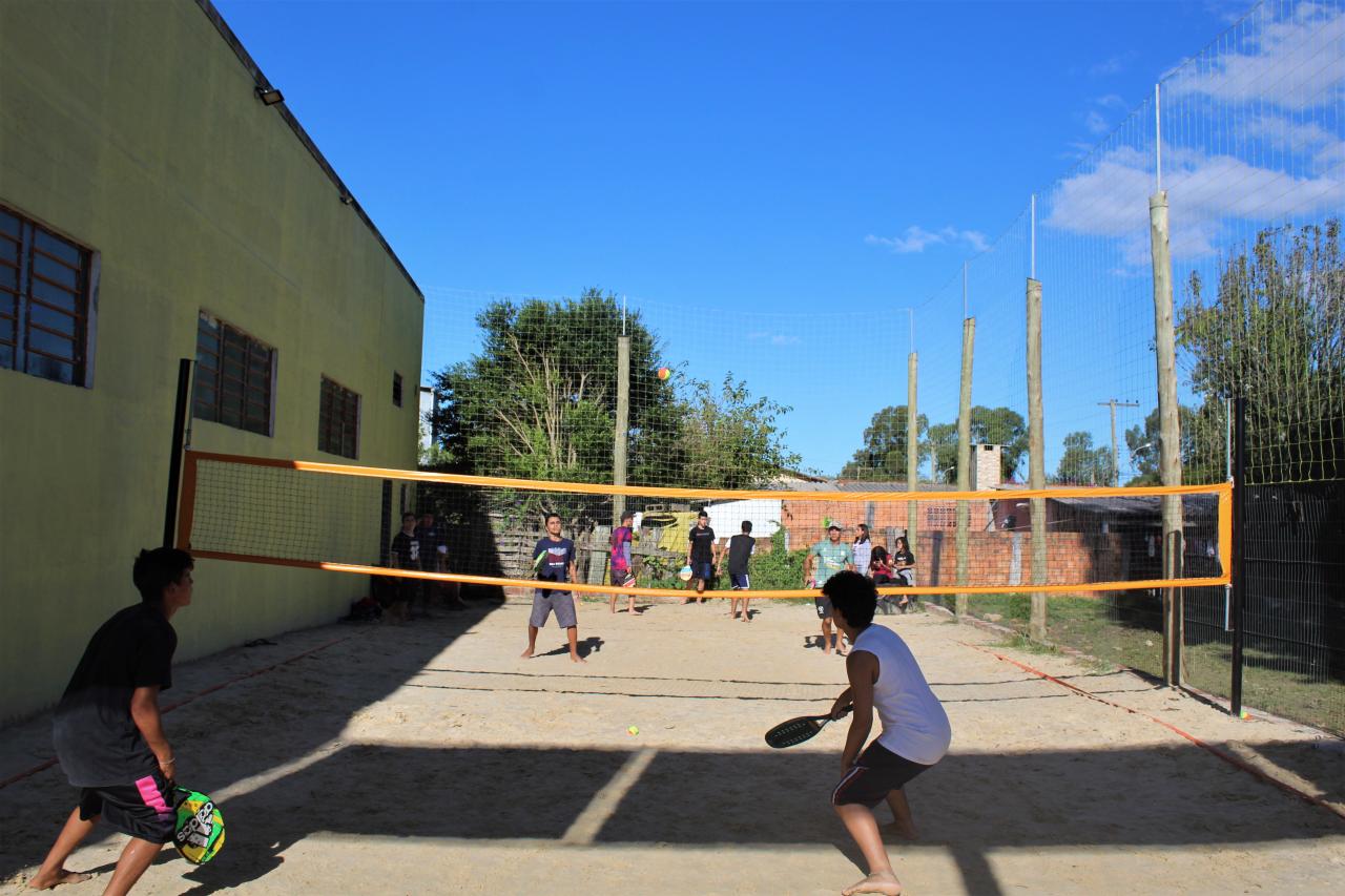 Professor dá aulas de beach tênis para alunos da escola Rio Grande do Sul