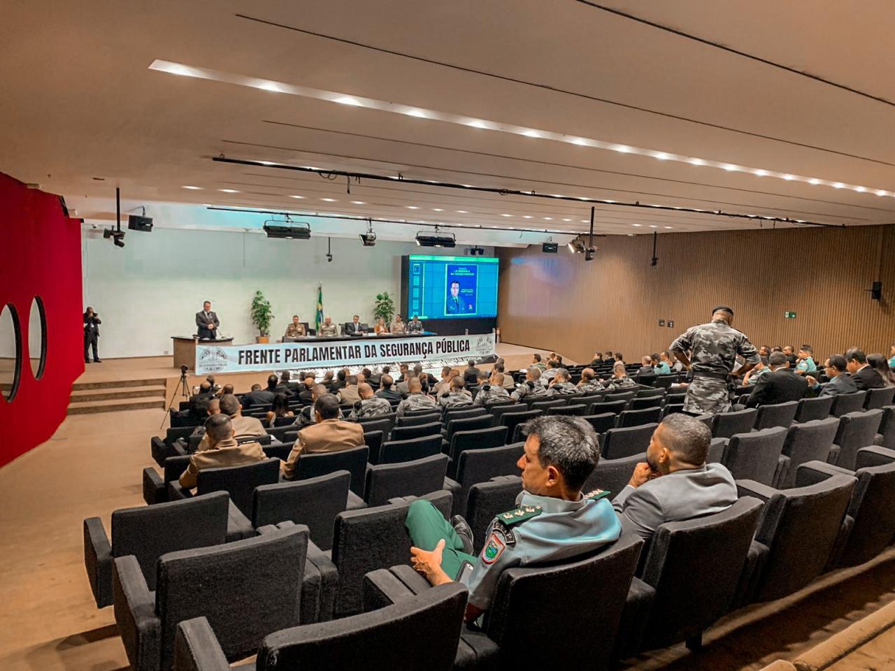 Claudinha Jardim participa do fórum das Novas Normas para Bombeiros e Policiais Militares, em Brasília