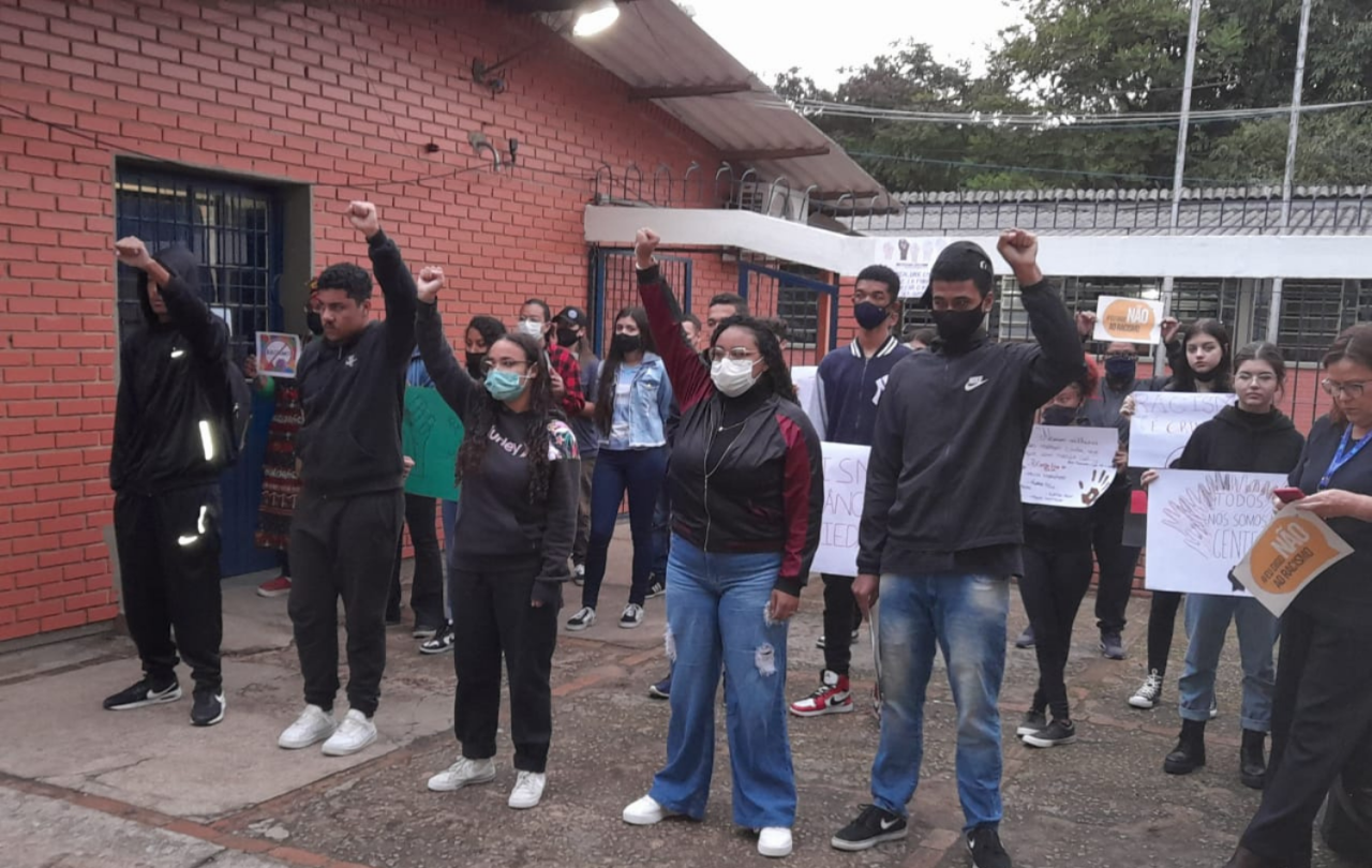 Escola Carlos de Moura e Cunha registra caso de racismo e estudantes protestam contra o preconceito