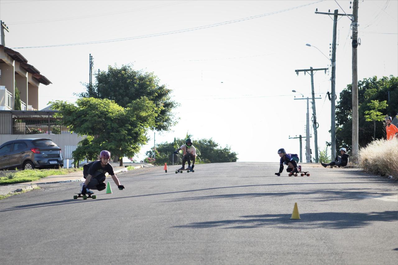 Escolinha no Jardim dos Lagos ensina crianças e adolescentes a andar de skate